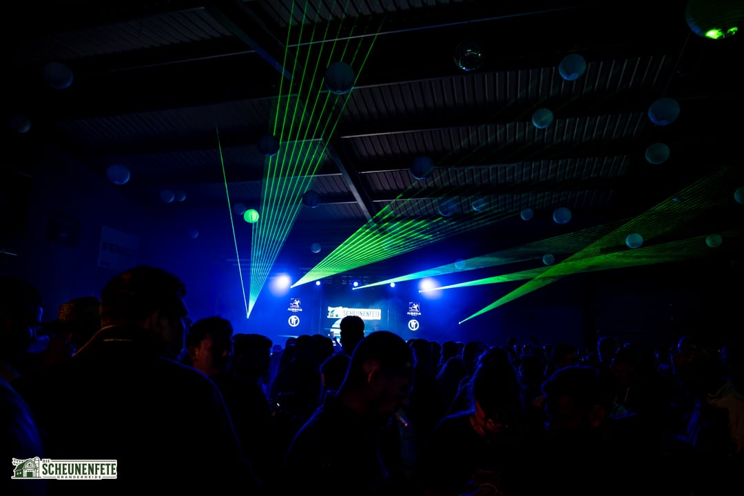 Laser über der dunklen Tanzfläche der Scheunenfete 2026