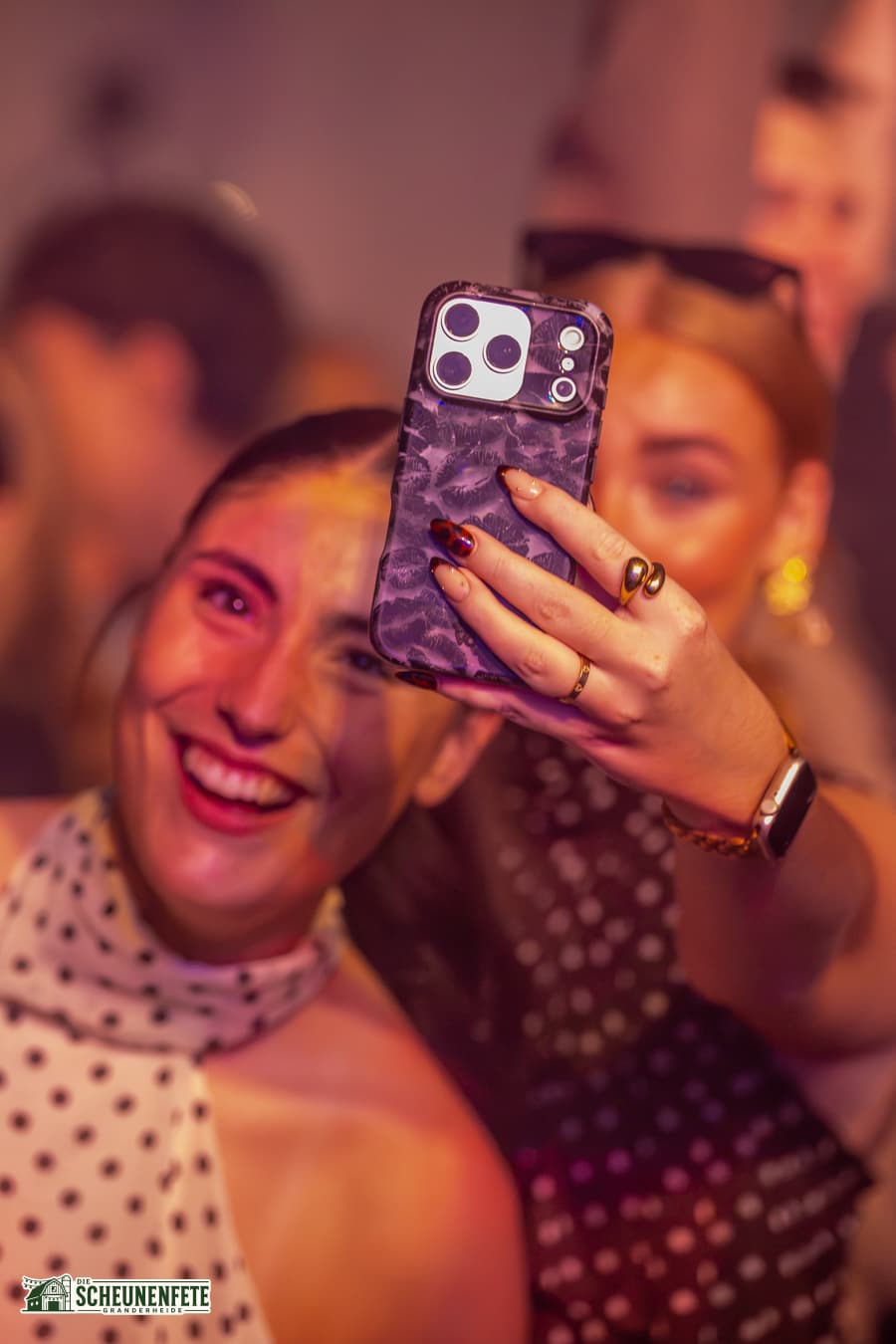 Ein Selfie-Moment mitten im Getümmel der Scheunenfete 2026