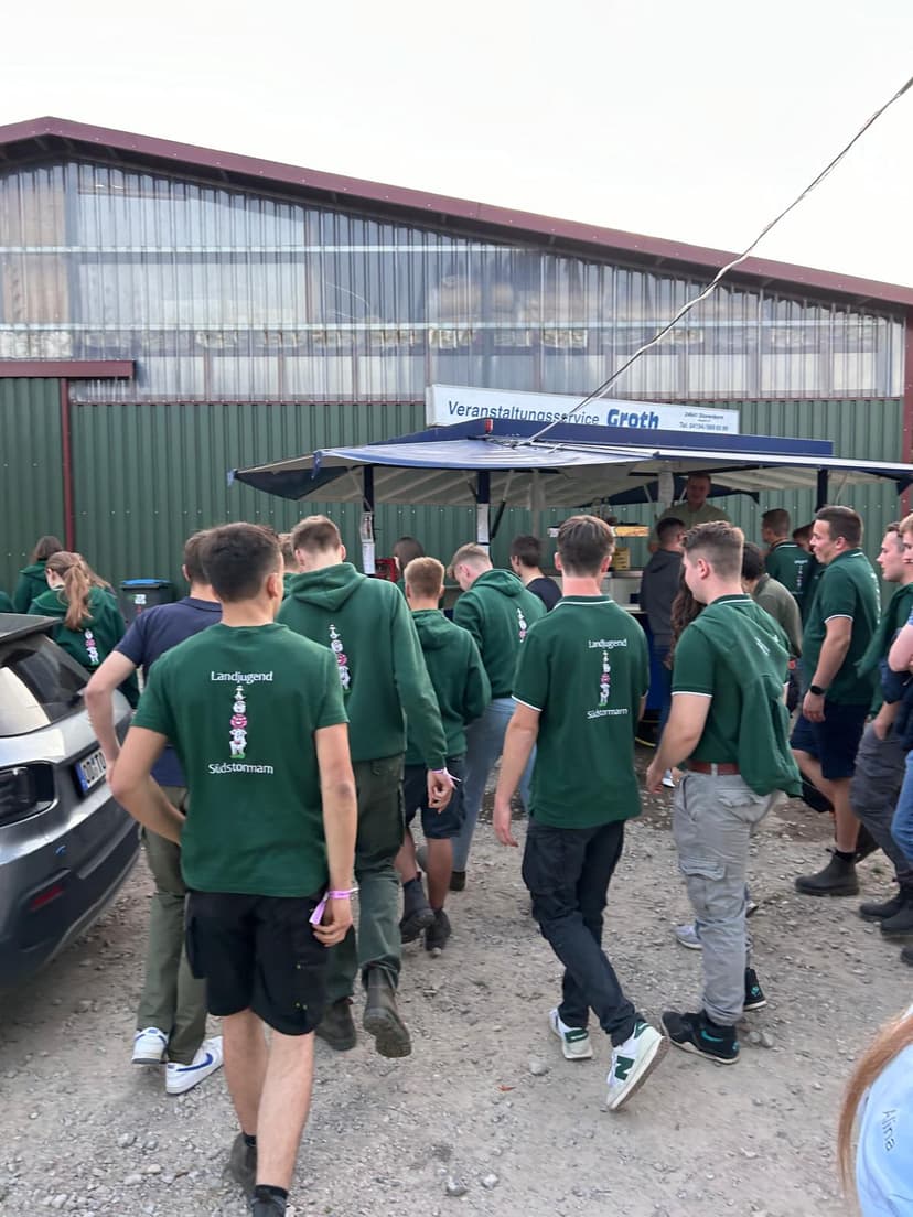 Live DJ und feiernde Menge